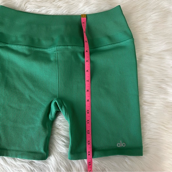 Alo Yoga 5" Seamless Ribbed Favorite Short - Picture 10 of 12